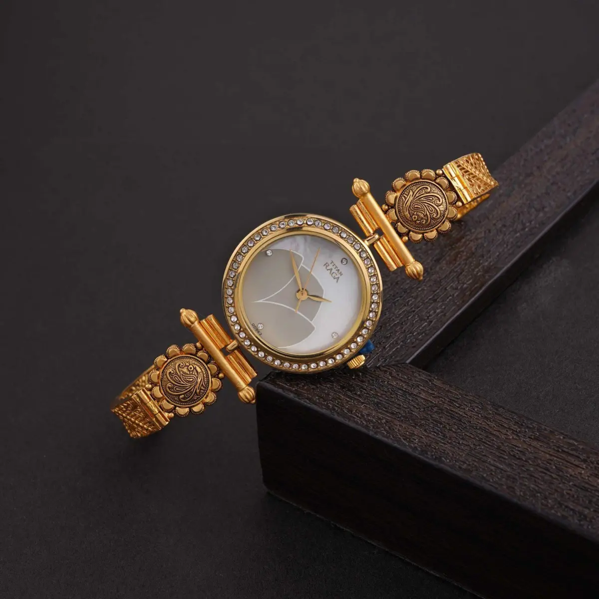 Amazing Gold Watch for Ladies with Antique Design 