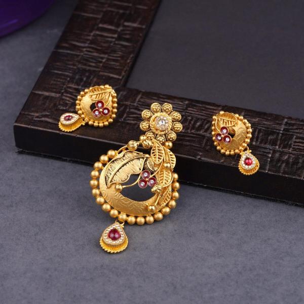 Gold Antique Pendant Set for Ladies with beautiful Design 