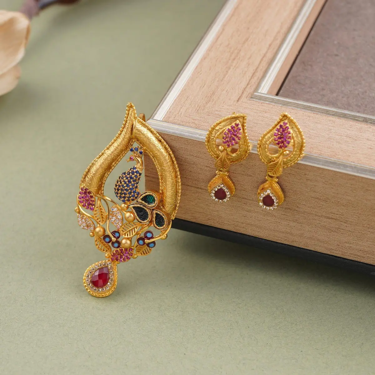 Gold Antique Pendant Set for Ladies with beautiful Kundan Work 