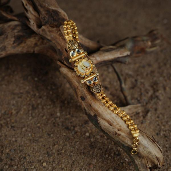 Beautiful Gold Antique Bracelete for Ladies with Flowers Design 