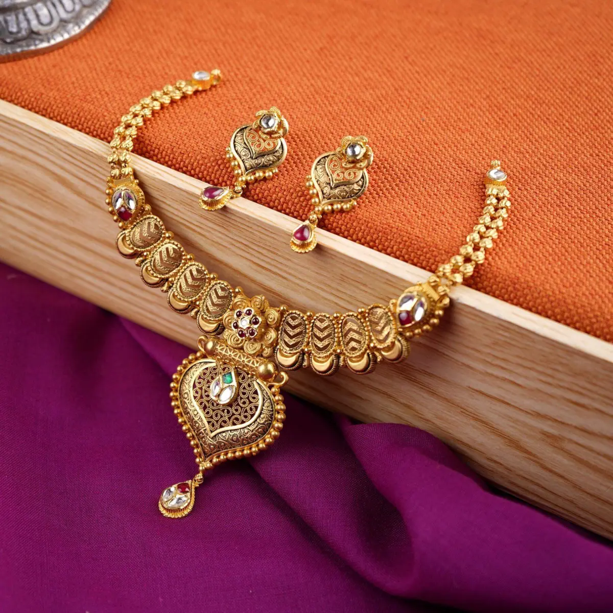 Adoreable Antique Gold Necklace Set with Amazing Design 