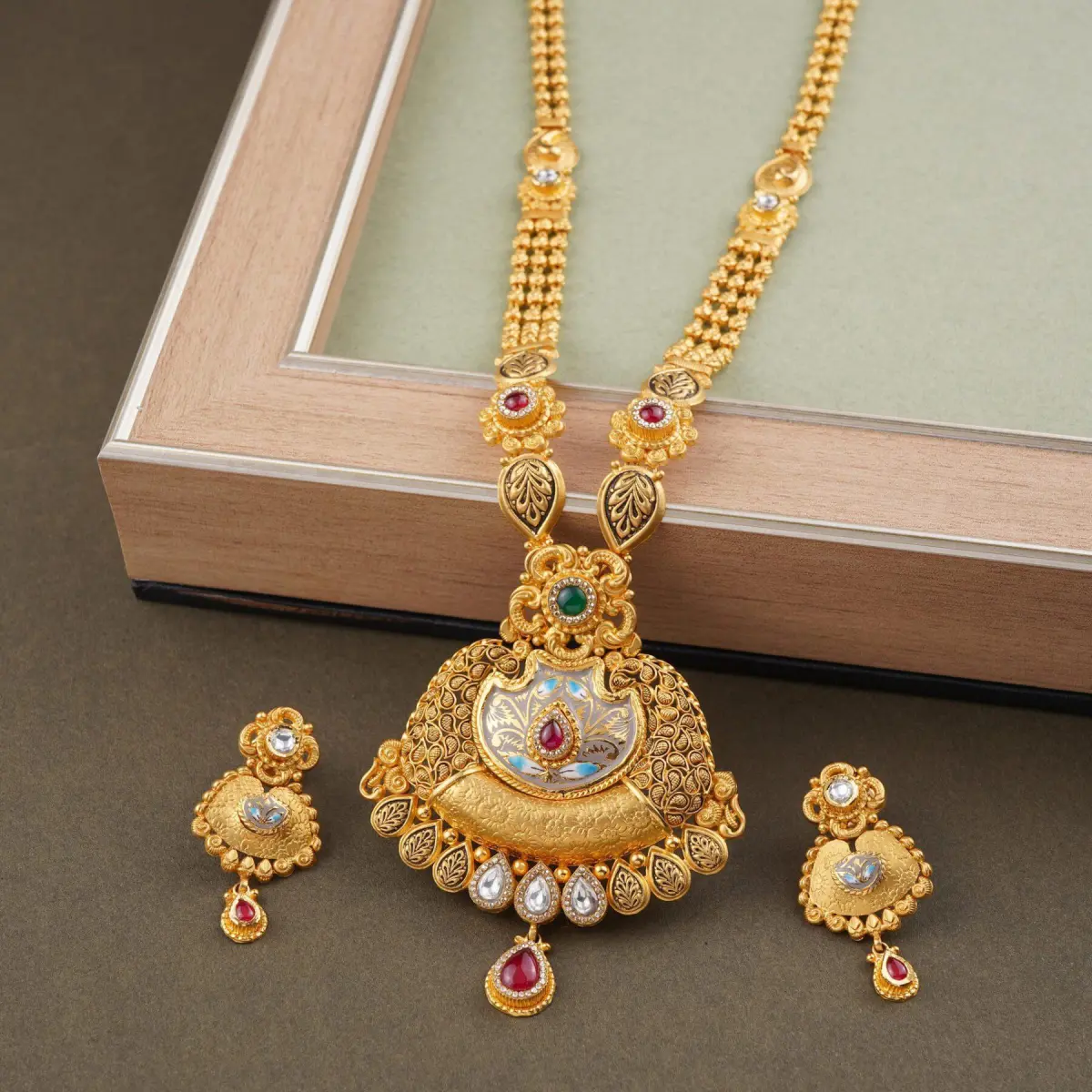 Adoreable Gold Ranihar Set in Beautiful Design for Ladies with Fabulous Antique Design 