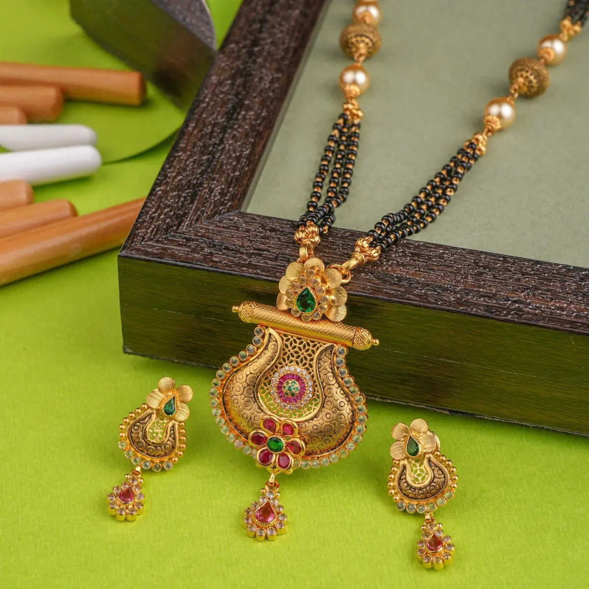 Adoreable Gold Mangal Sutra pendant Set in Kundan Stones & Black Meena with Beautiful Design 