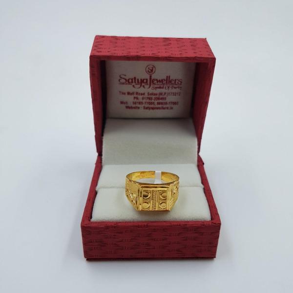 Gold Gents Ring in Elegant Design 