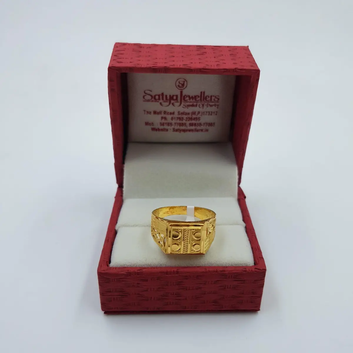 Gold Gents Ring in Elegant Design 