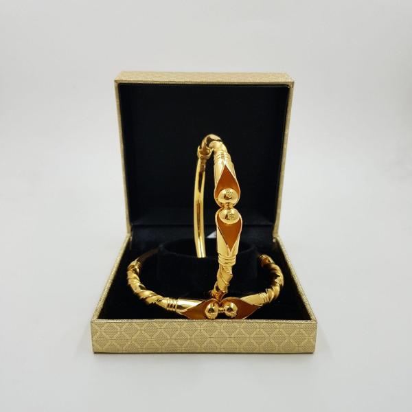 Beautiful Gold Light Weight Kara Pair for Ladies with Beautiful Design 