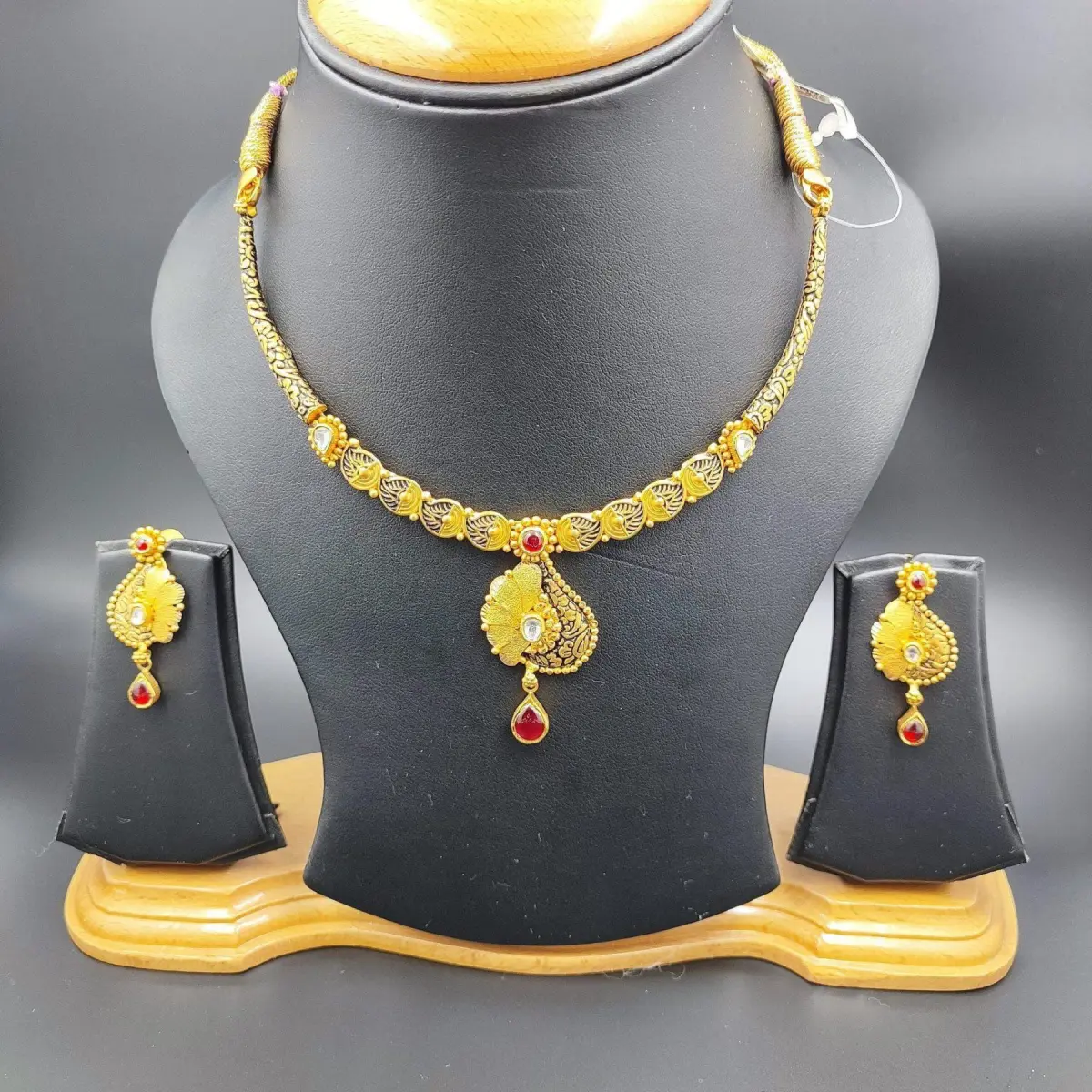 Antique Styled Gold Kundan Necklace Set