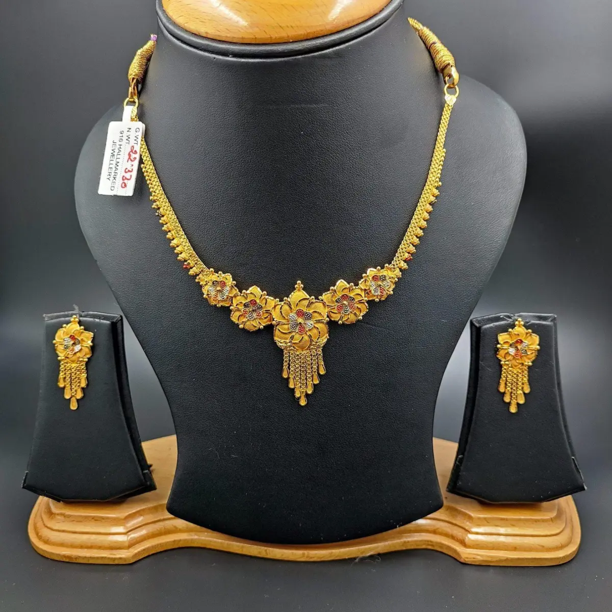 Elegant Traditional Gold Necklace Set for Ladies