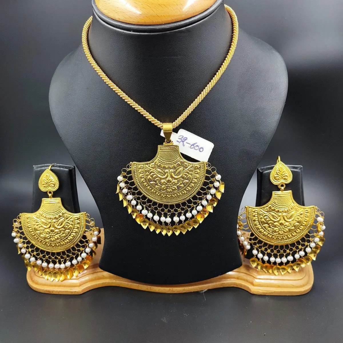 Beautiful Antique Styled Gold Necklace Set with Pearls and Amazing Design