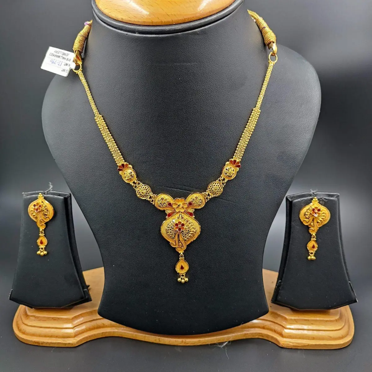 Beautiful Light Weight Gold Necklace Set in 17Grams