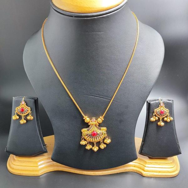 22 Karat Gold Kitty Set in Elegant Triangle Shape and Design