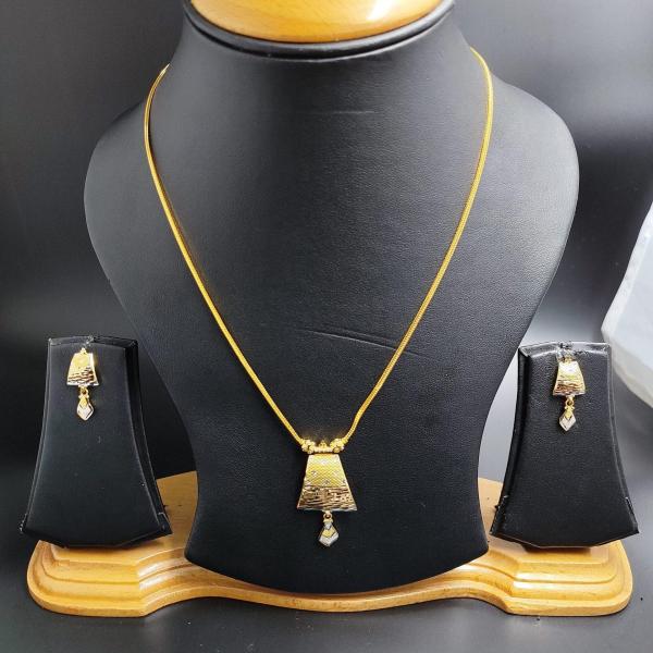 22 Karat Gold Kitty Set in Square Shape