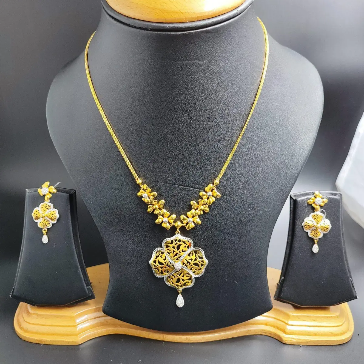 22 Karat Gold Kitty Set in Zerkons and Beautiful Flower Shape