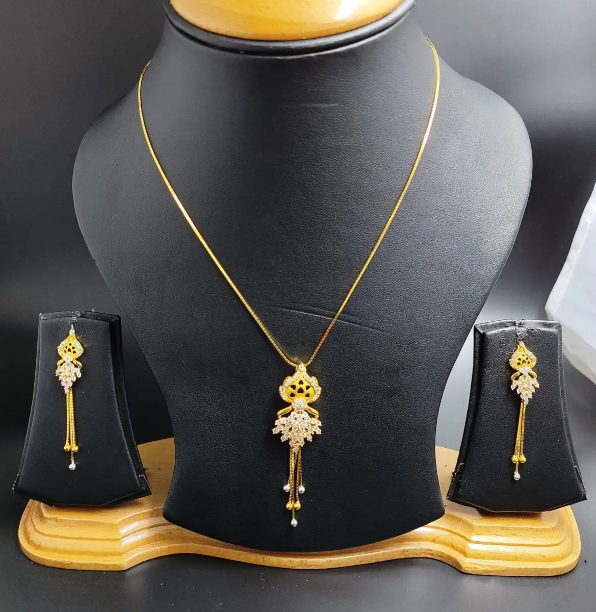 Beautiful 22 karat Gold Kitty Set for Ladies