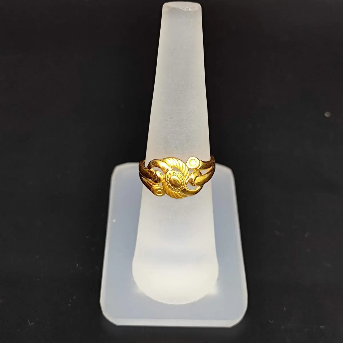 22 Karat Yellow Gold Ladies Ring in Flowers Design