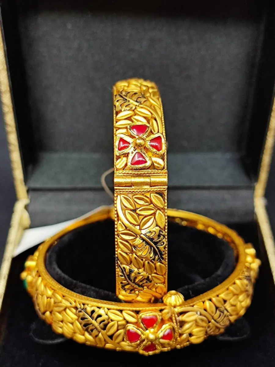 916 Hallmarked Pure Gold Ladies Kangan with Beautiful Flowers & Leaf Design