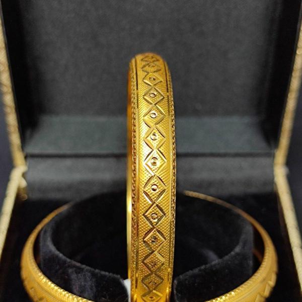 916 Hallmarked Pure Gold Ladies Kangan with Fabulous Design Suitable for Daily Use