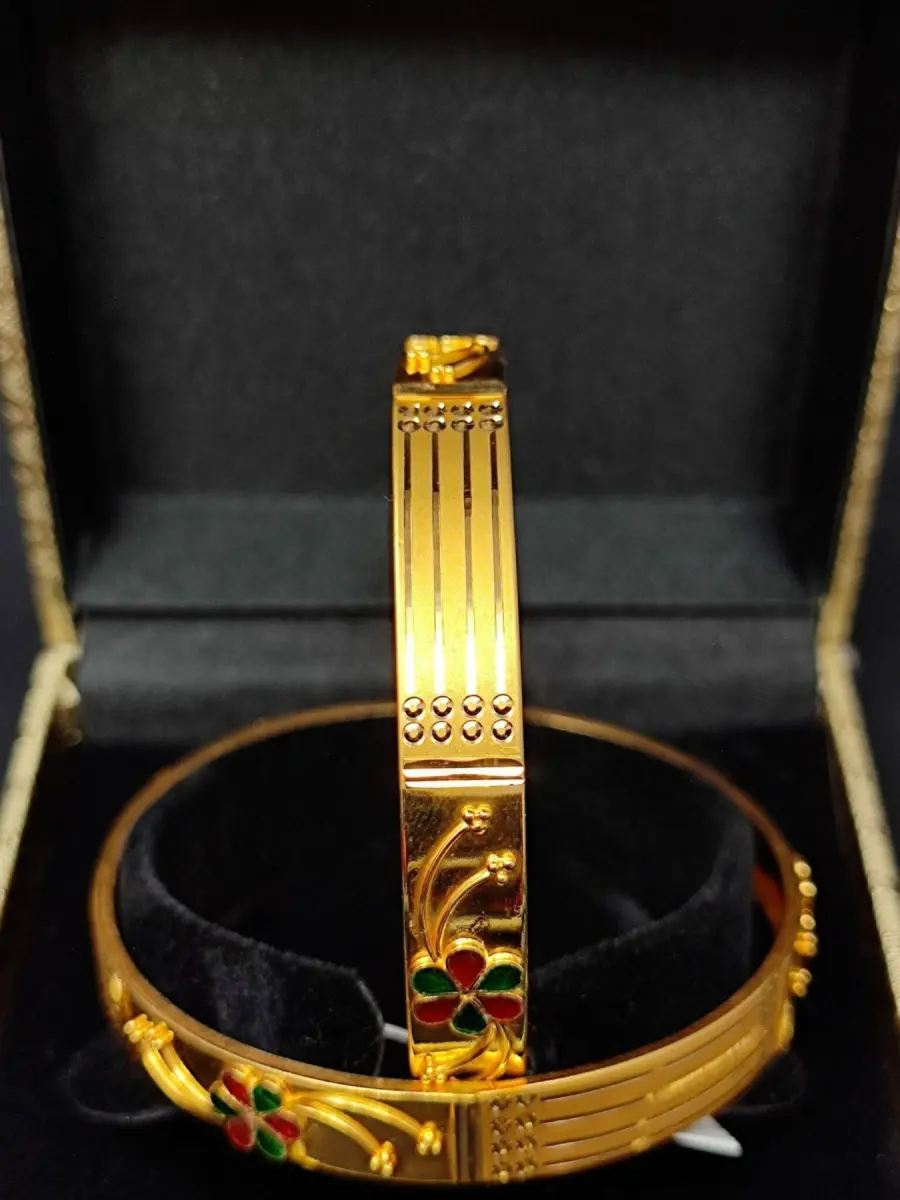 916 Hallmarked Gold Kangan in 21gm with Fancy Design