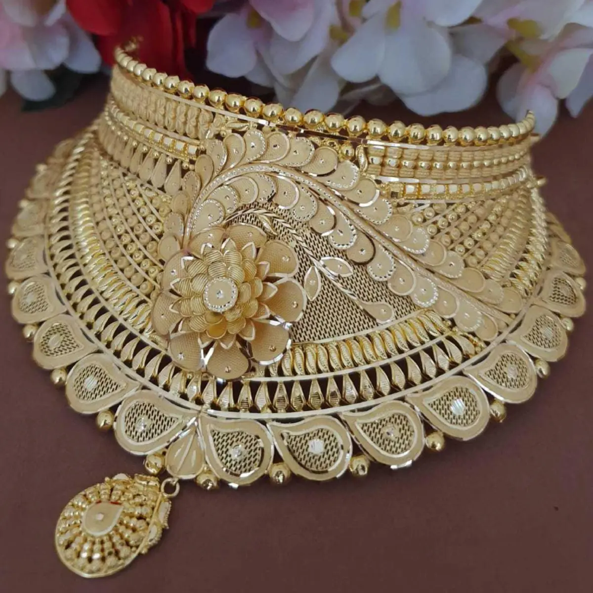 Elegant Gold Choker Only in Plain Gold with Beautiful Design