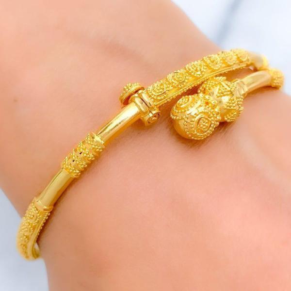 Dressy Detailed Screw Bangle