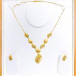 Chic Smooth Finish Leaf Necklace Set