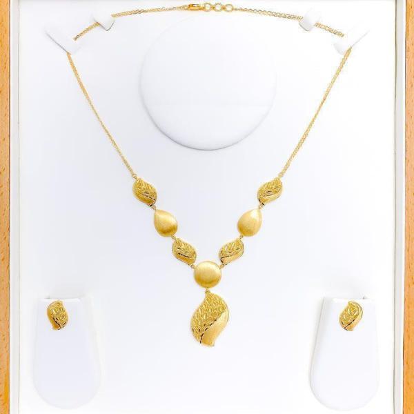 Chic Smooth Finish Leaf Necklace Set